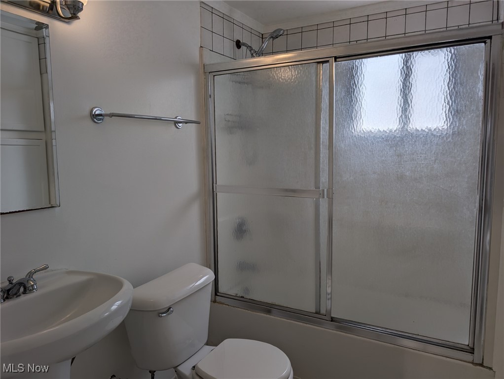 2549 Kendall Road Cleveland, OH 44120 - Photo 11 of 26 1st Floor Full Bathroom