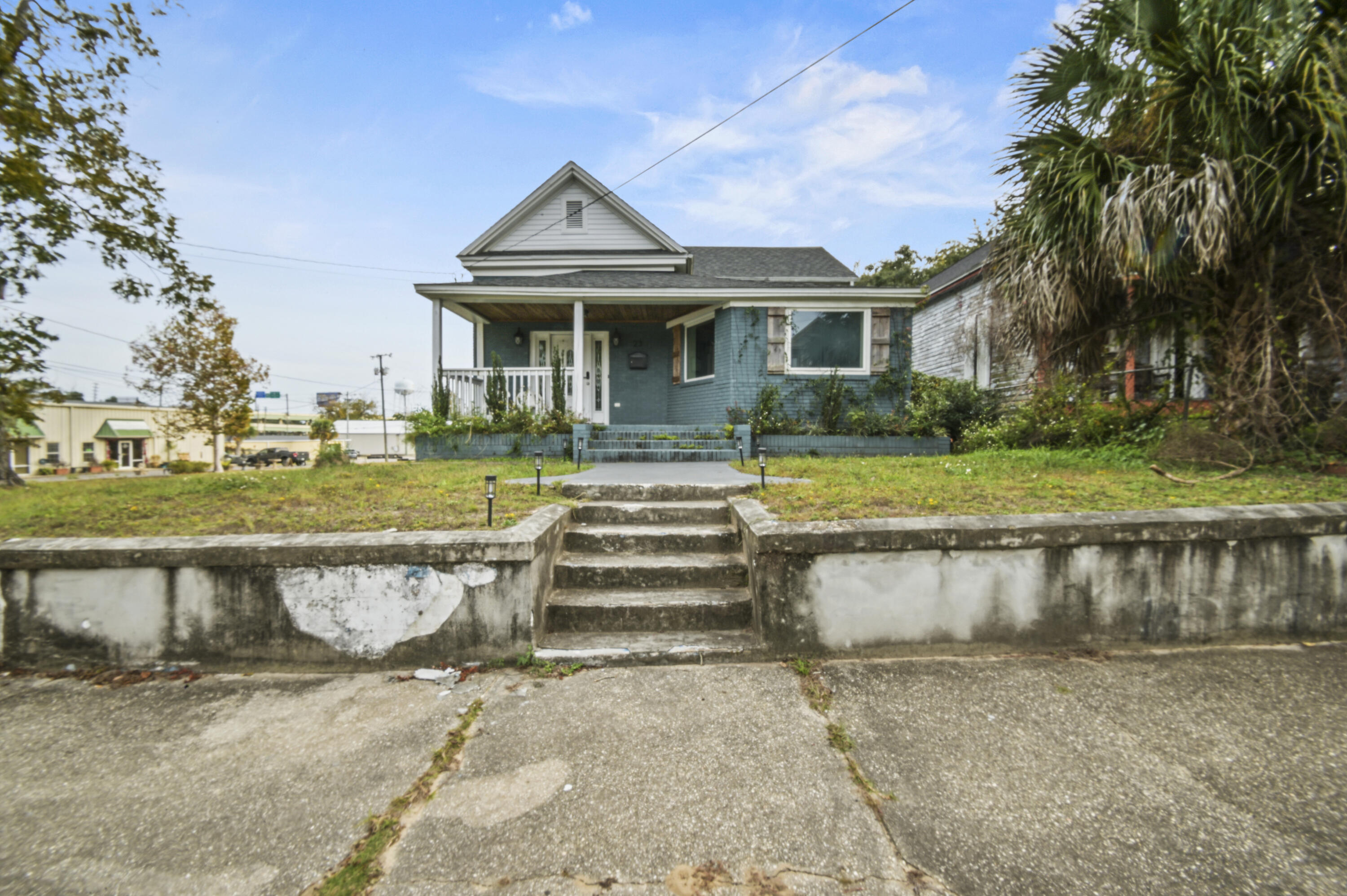 23 East Brainerd Street Pensacola, FL 32501 - Photo 24 of 25 a front view of a house with garden