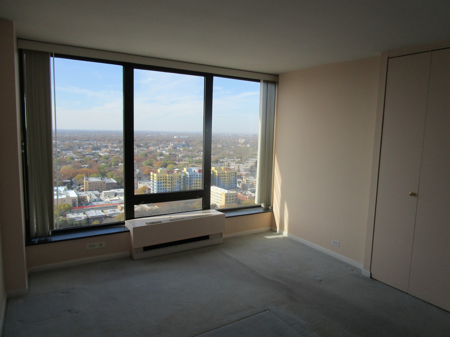 5445 North Sheridan Road, Unit 3311 Chicago, IL 60640 - Photo 9 of 15 a room with window