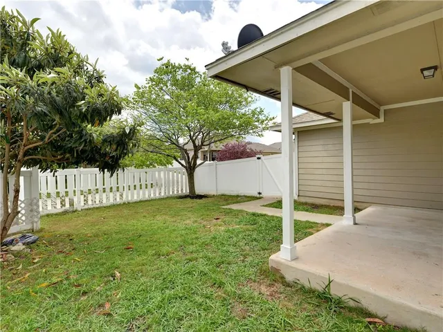 a view of a backyard
