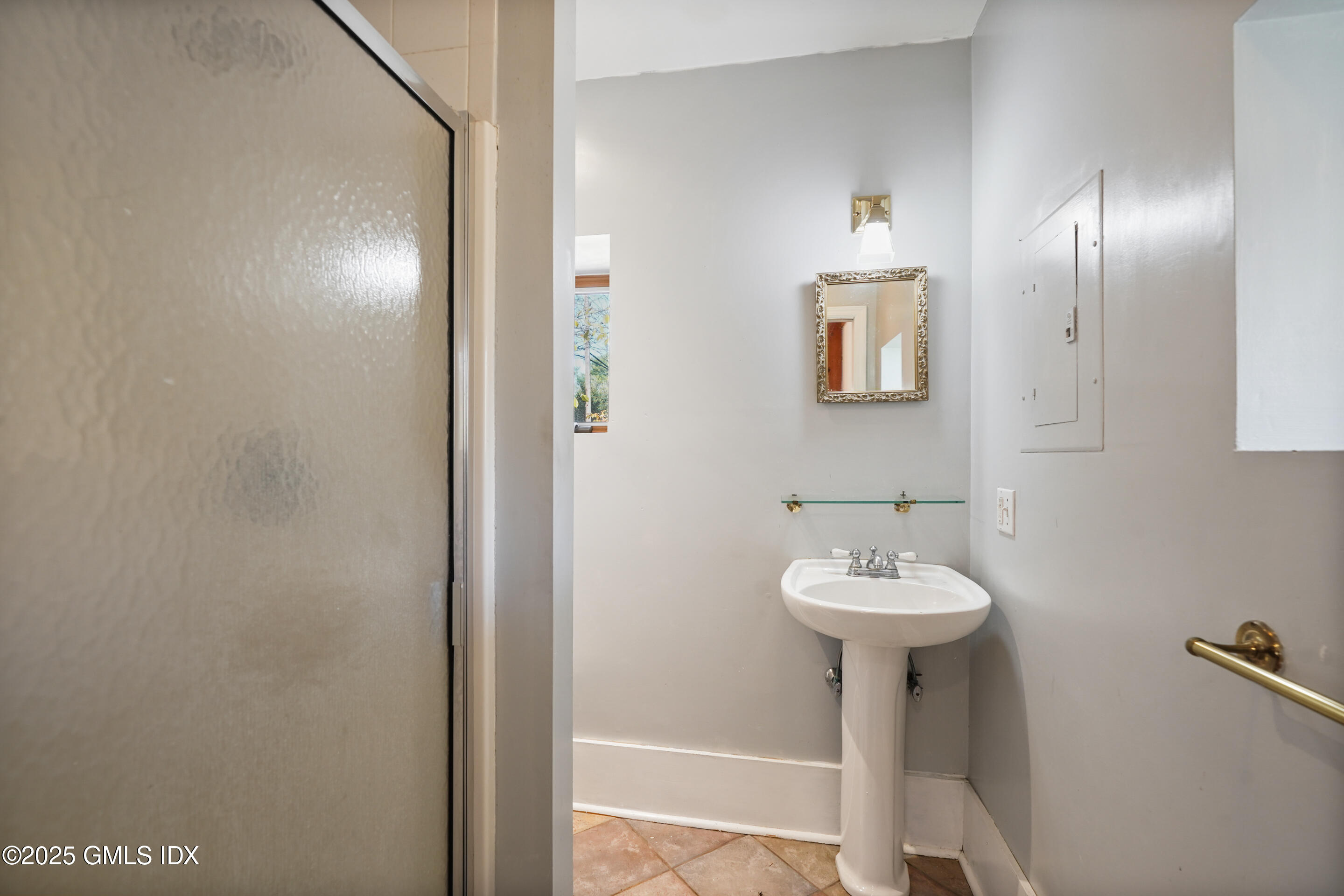 399 Stanwich Road Greenwich, CT 06830 - Photo 46 of 49 GUEST GOTTAGE BATHROOM