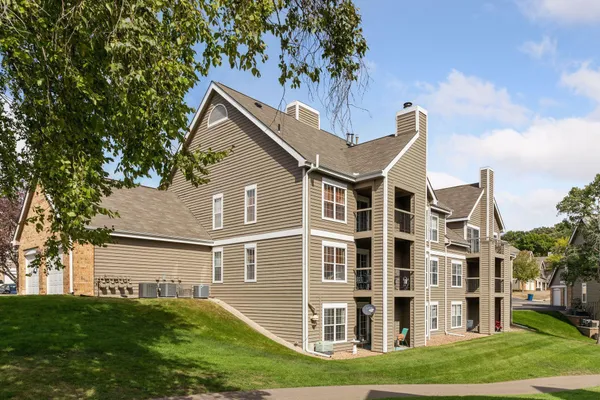 $225,000 | 5998 Chasewood Parkway, Unit 1, Minnetonka, MN 55343