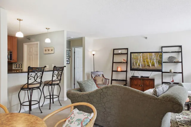 $190,000 | 5998 Chasewood Parkway, Unit 1, Minnetonka, MN 55343