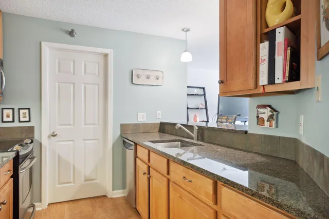 $190,000 | 5998 Chasewood Parkway, Unit 1, Minnetonka, MN 55343