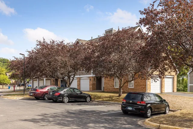 $190,000 | 5998 Chasewood Parkway, Unit 1, Minnetonka, MN 55343