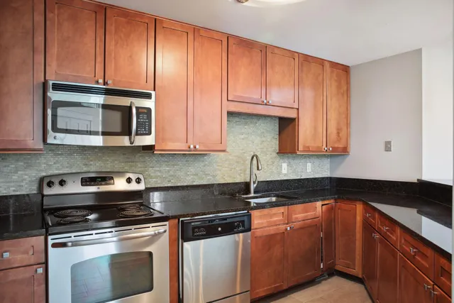 $190,000 | 5998 Chasewood Parkway, Unit 1, Minnetonka, MN 55343