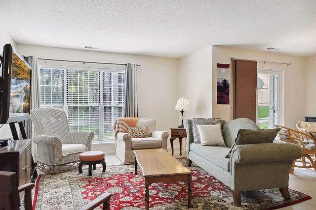 $190,000 | 5998 Chasewood Parkway, Unit 1, Minnetonka, MN 55343