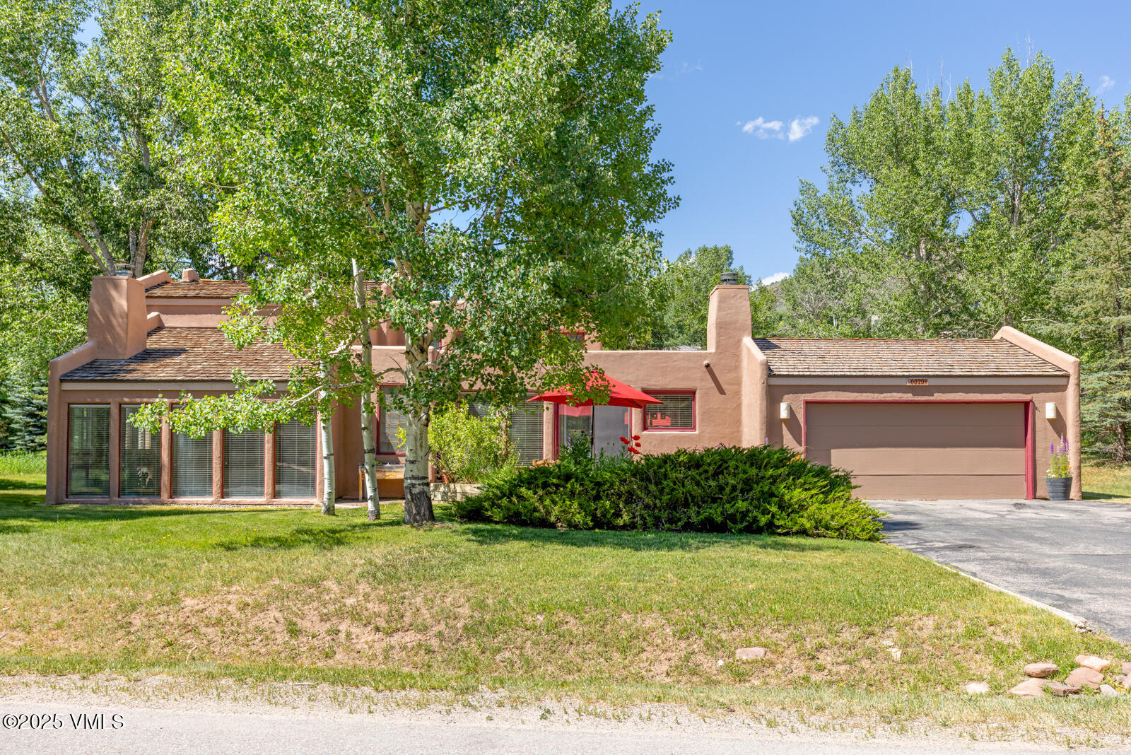 20 Hereford Road Edwards, CO 81632 - Photo 1 of 32 front view of a house with a yard