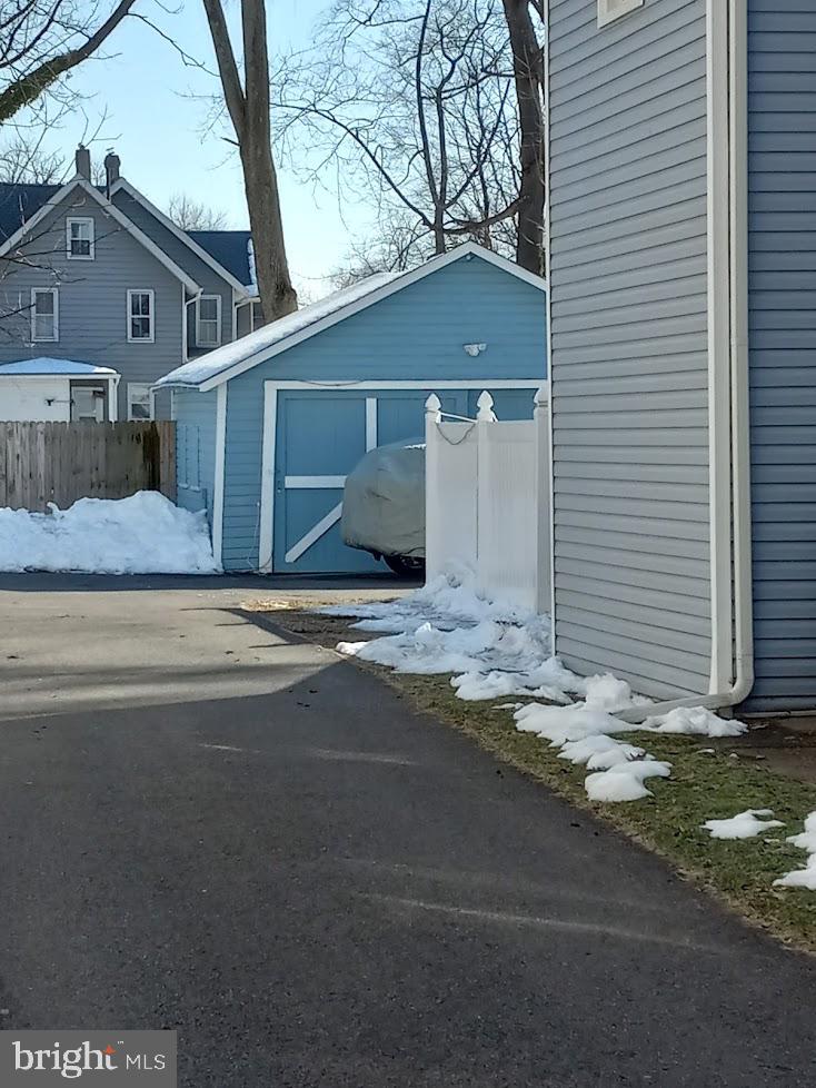 44 Warren Street Beverly, NJ 08010 - Photo 4 of 36 2 car det garage