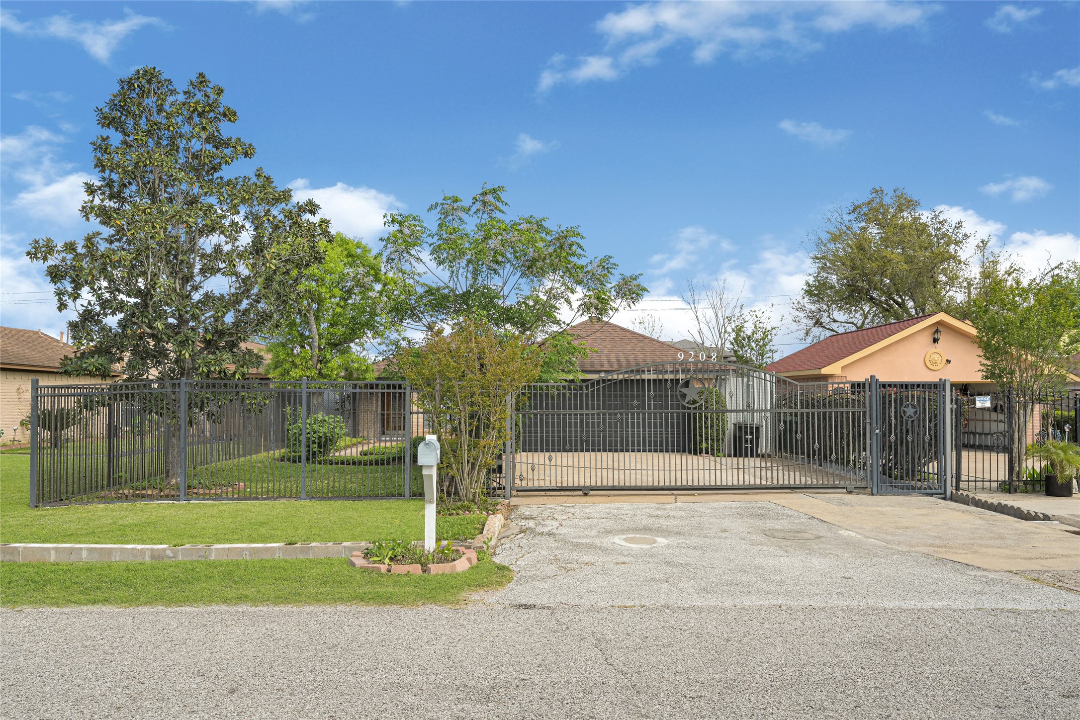 9208 Carousel Lane Houston, TX 77080 - Photo 4 of 31