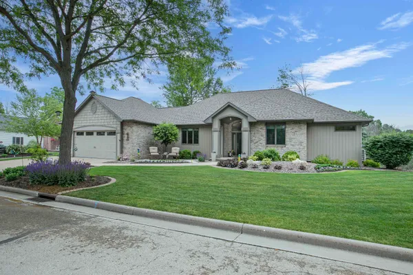 $750,000 | 621 Glenview Avenue, Combined Locks, WI 54113