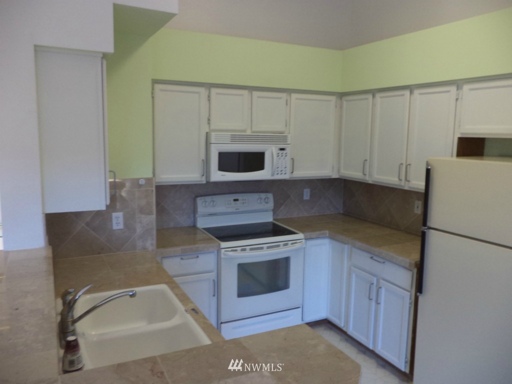833 Southwest Sunset Boulevard, Unit C17 Renton, WA 98057 - Photo 4 of 15