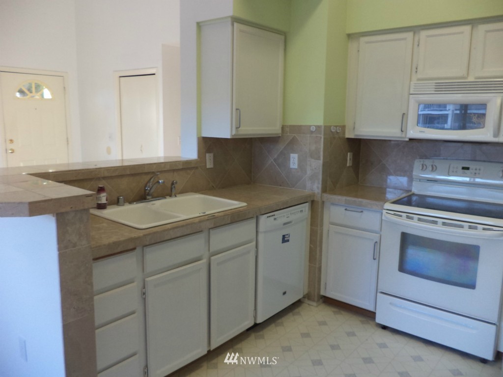 833 Southwest Sunset Boulevard, Unit C17 Renton, WA 98057 - Photo 5 of 15