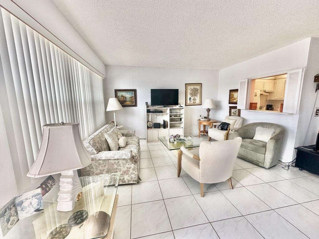 208 Preston F Boca Raton, FL 33434 - Photo 3 of 33 Living Area