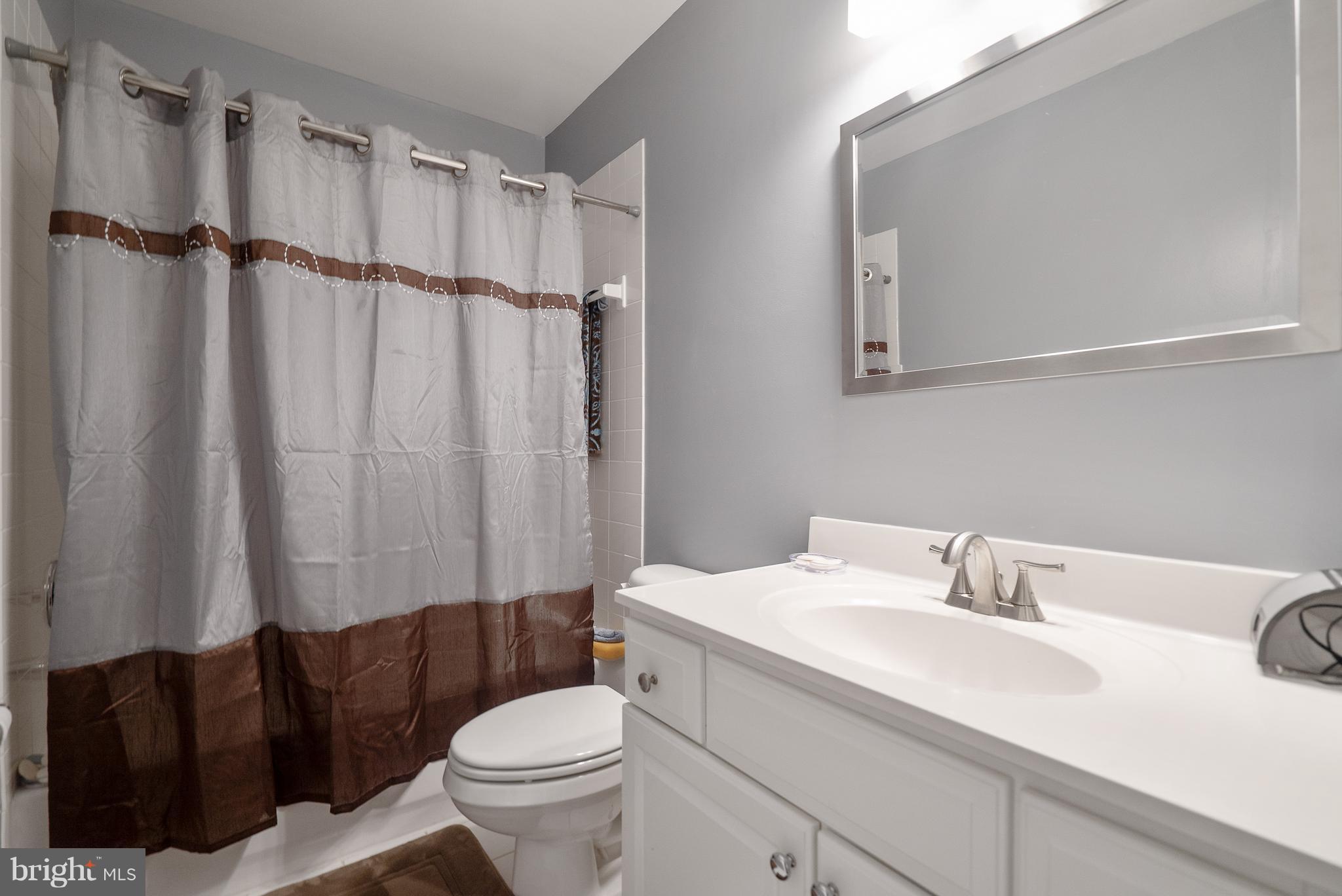 21310 Woodfield Road Gaithersburg, MD 20882 - Photo 23 of 34 Bath