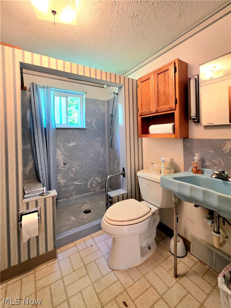 4141 Dunton Road Lorain, OH 44055 - Photo 13 of 32 1st floor bathroom
