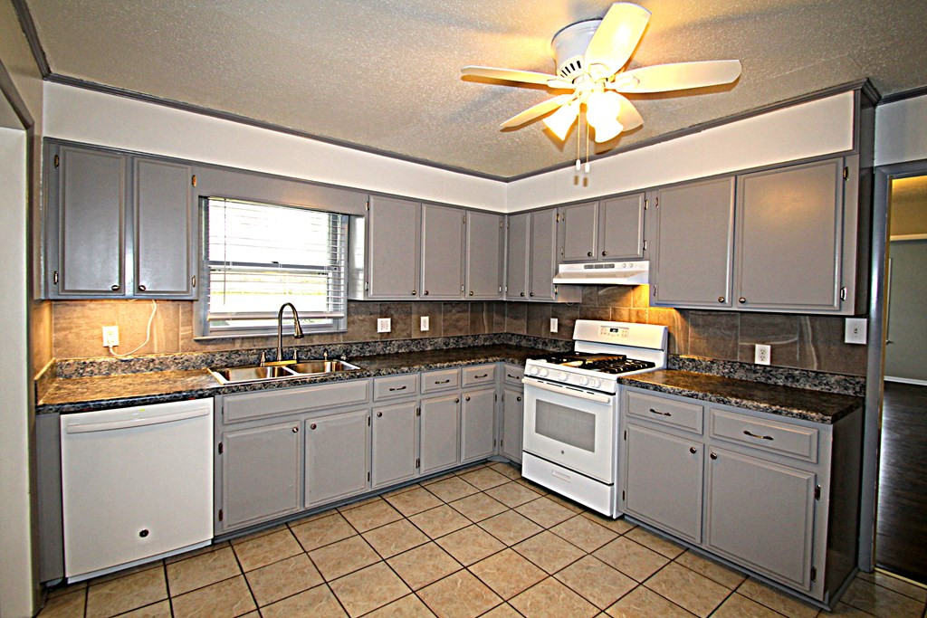 1738 Goshen Road Augusta, GA 30906 - Photo 8 of 24 Kitchen