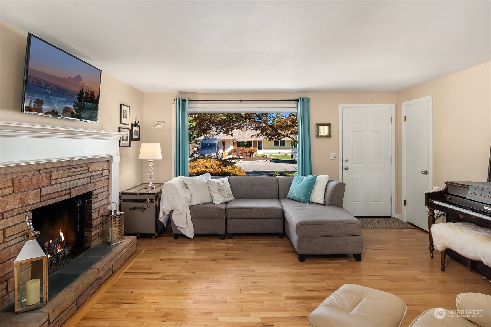 8024 213th Street Southwest Edmonds, WA 98026 - Photo 2 of 24 Gallery Image 2