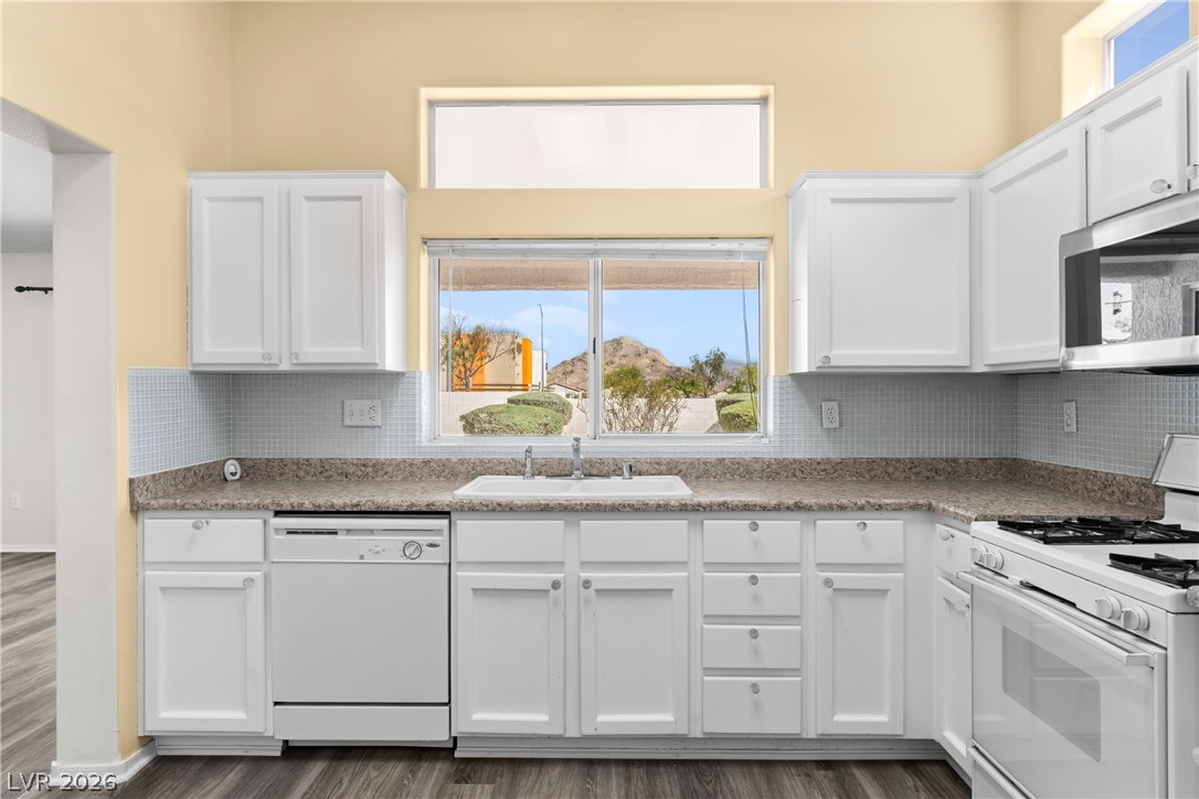 10032 Villa Ridge Drive Las Vegas, NV 89134 - Photo 5 of 21