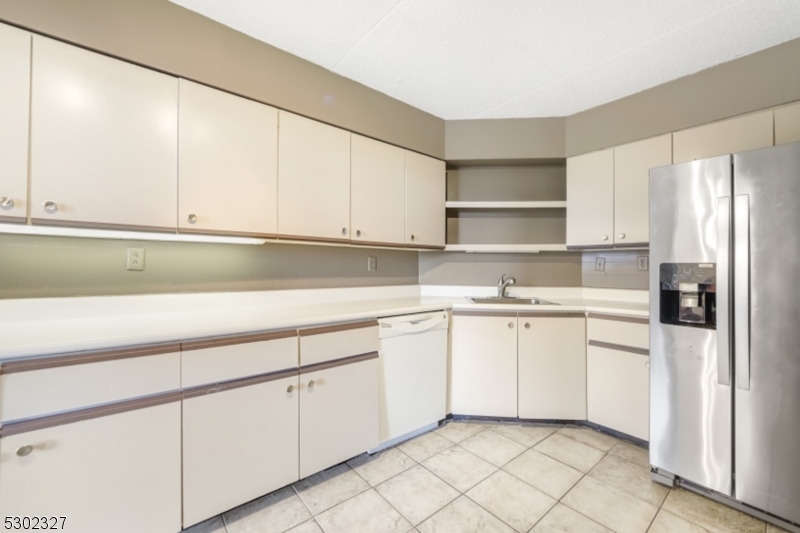 1055 River Road, Unit 814 Edgewater, NJ 07020 - Photo 11 of 33