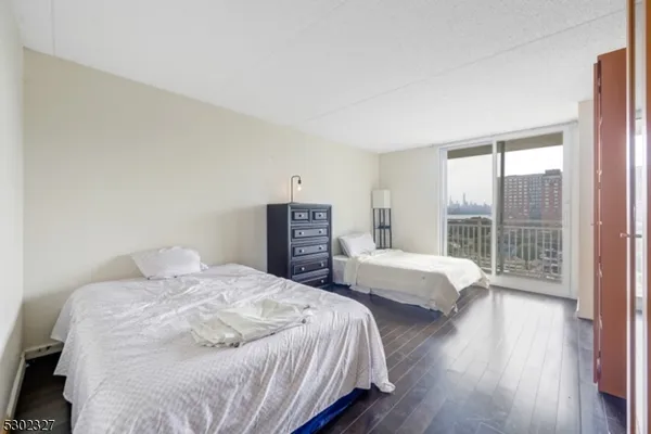 $2,800 | 1055 River Road, Unit 814, Edgewater, NJ 07020