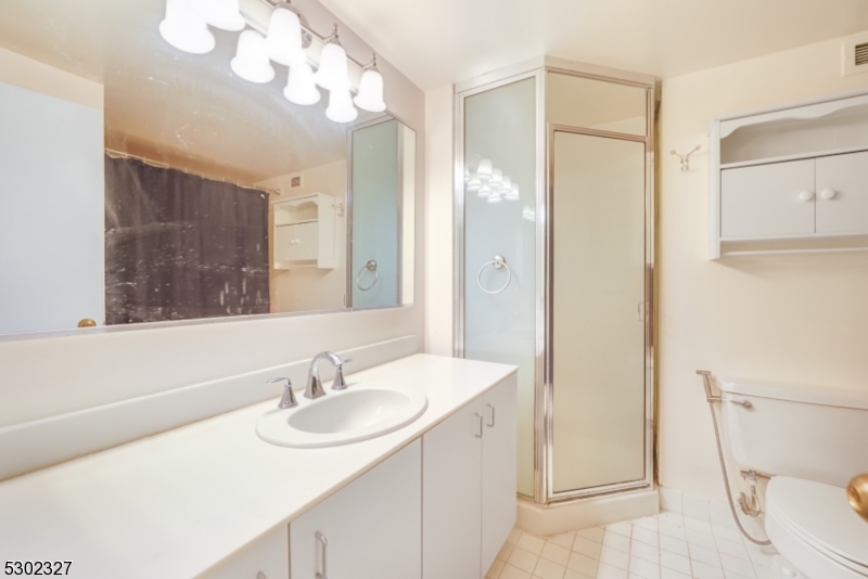 1055 River Road, Unit 814 Edgewater, NJ 07020 - Photo 14 of 33