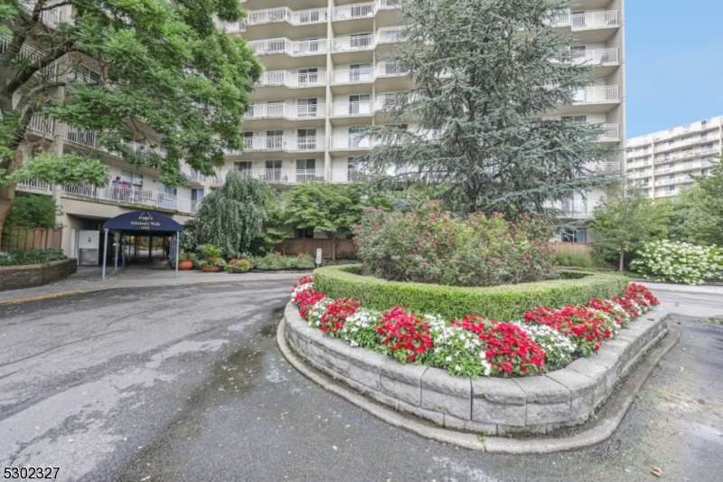 1055 River Road, Unit 814 Edgewater, NJ 07020 - Photo 2 of 33