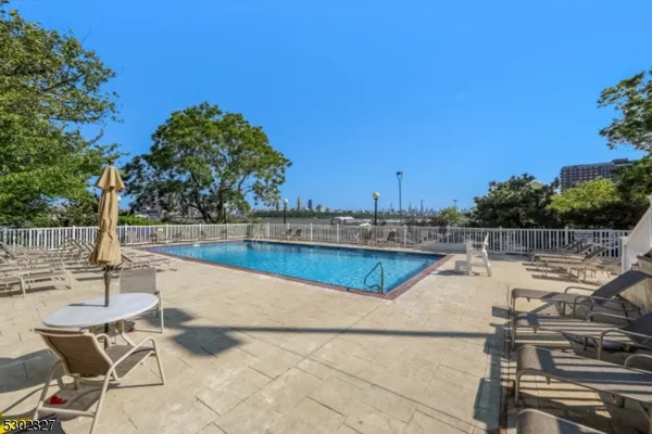 $2,800 | 1055 River Road, Unit 814, Edgewater, NJ 07020