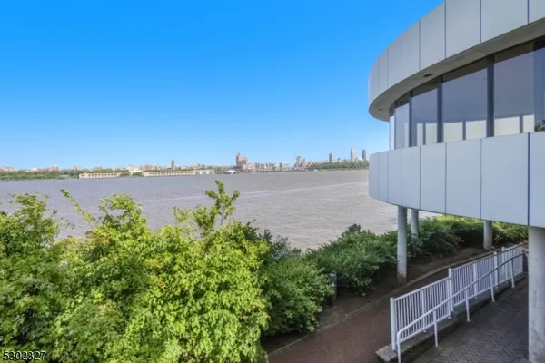 $2,800 | 1055 River Road, Unit 814, Edgewater, NJ 07020