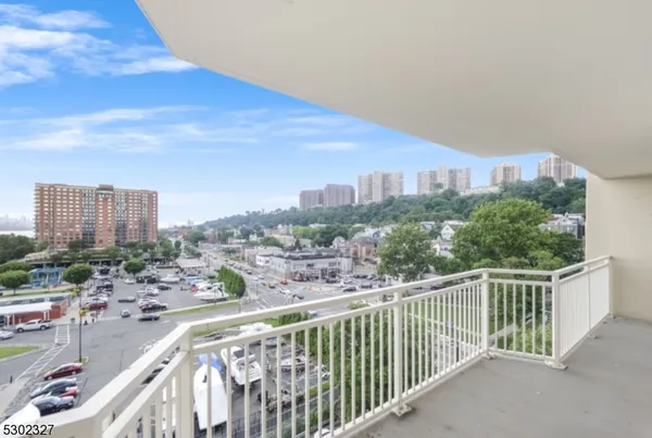 $2,800 | 1055 River Road, Unit 814, Edgewater, NJ 07020