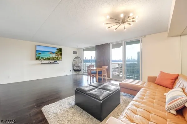 $2,800 | 1055 River Road, Unit 814, Edgewater, NJ 07020