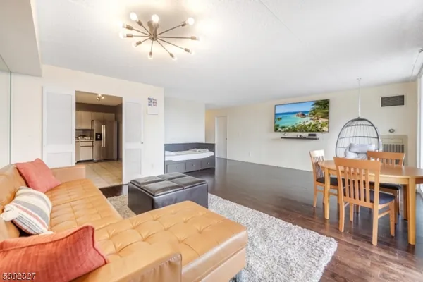 $2,800 | 1055 River Road, Unit 814, Edgewater, NJ 07020