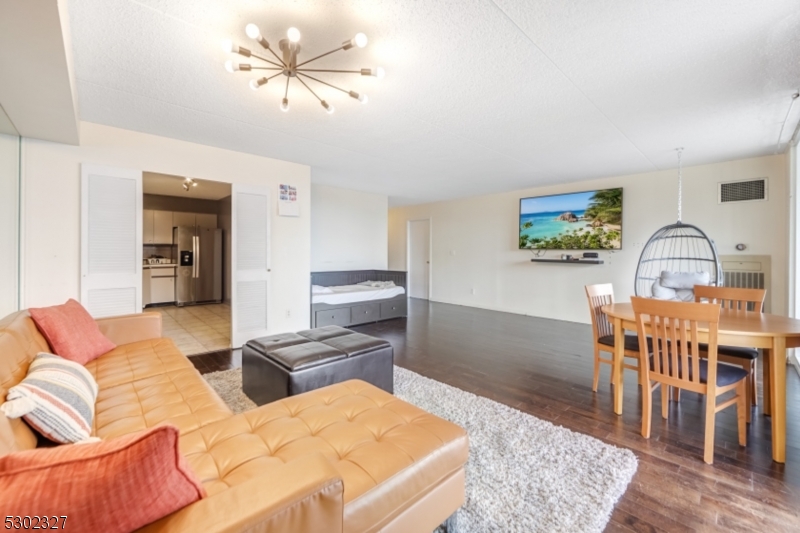 1055 River Road, Unit 814 Edgewater, NJ 07020 - Photo 5 of 33