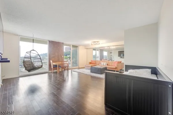 $2,800 | 1055 River Road, Unit 814, Edgewater, NJ 07020