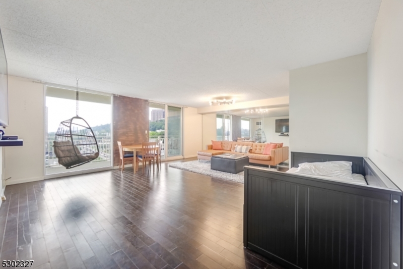 1055 River Road, Unit 814 Edgewater, NJ 07020 - Photo 6 of 33