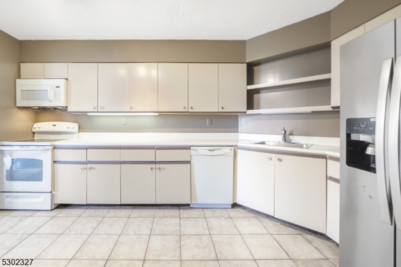 1055 River Road, Unit 814 Edgewater, NJ 07020 - Photo 8 of 33