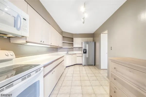 $2,800 | 1055 River Road, Unit 814, Edgewater, NJ 07020