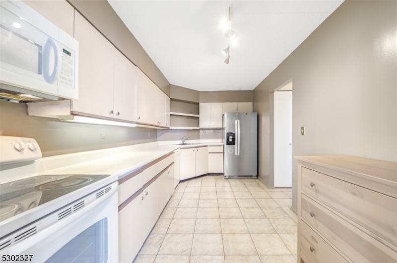 1055 River Road, Unit 814 Edgewater, NJ 07020 - Photo 9 of 33