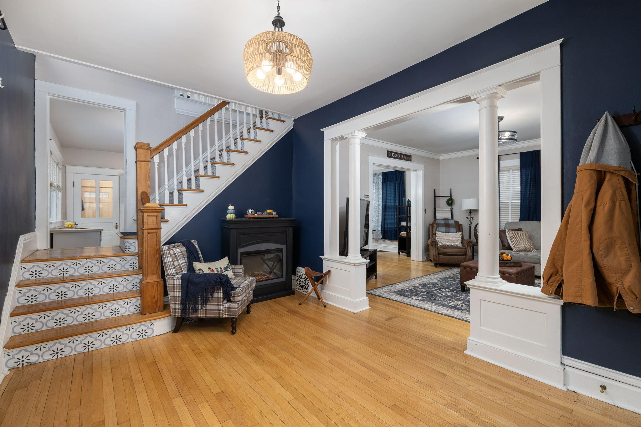 527 15th Street South La Crosse, WI 54601 - Photo 2 of 19 Foyer