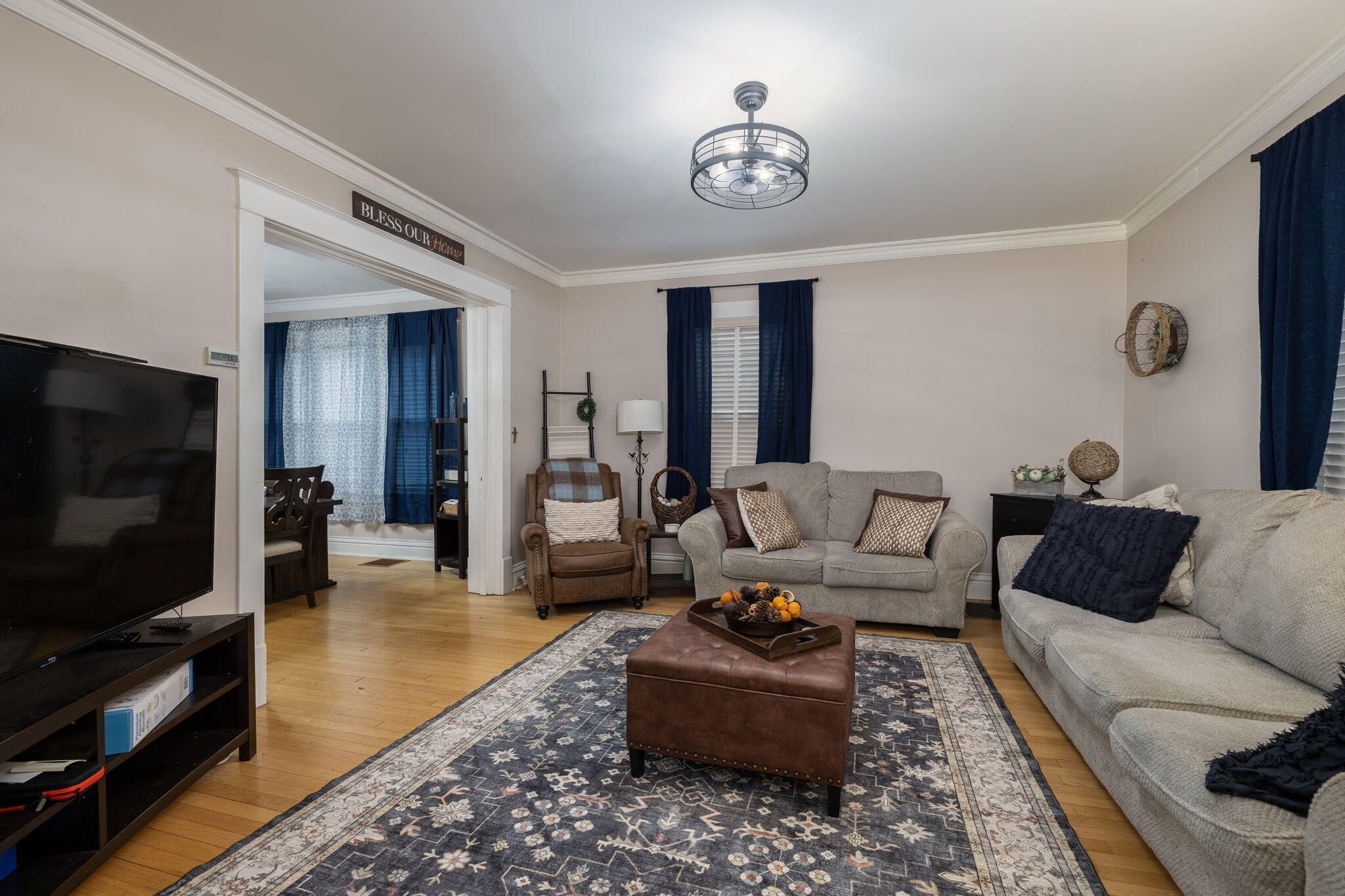 527 15th Street South La Crosse, WI 54601 - Photo 4 of 19 Living Room