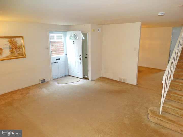 336 Ridgeway Place Philadelphia, PA 19116 - Photo 2 of 20 Living Room