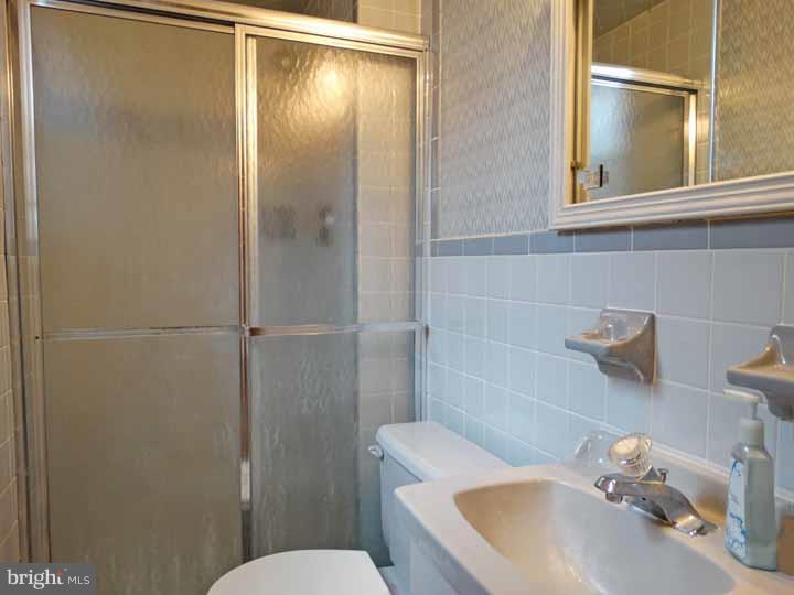 336 Ridgeway Place Philadelphia, PA 19116 - Photo 13 of 20 Bathroom