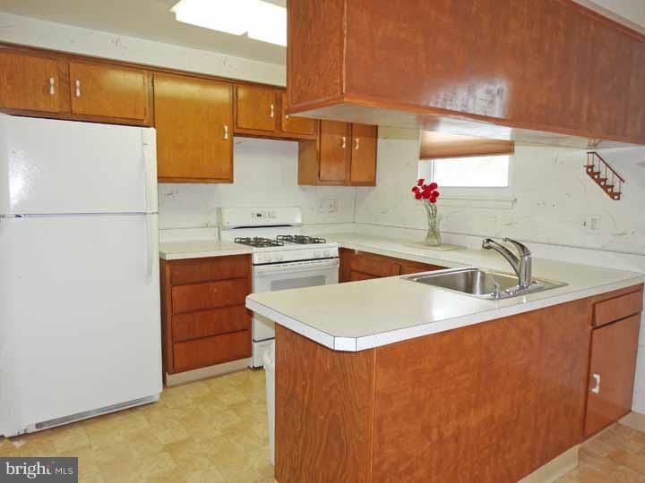 336 Ridgeway Place Philadelphia, PA 19116 - Photo 6 of 20 Kitchen