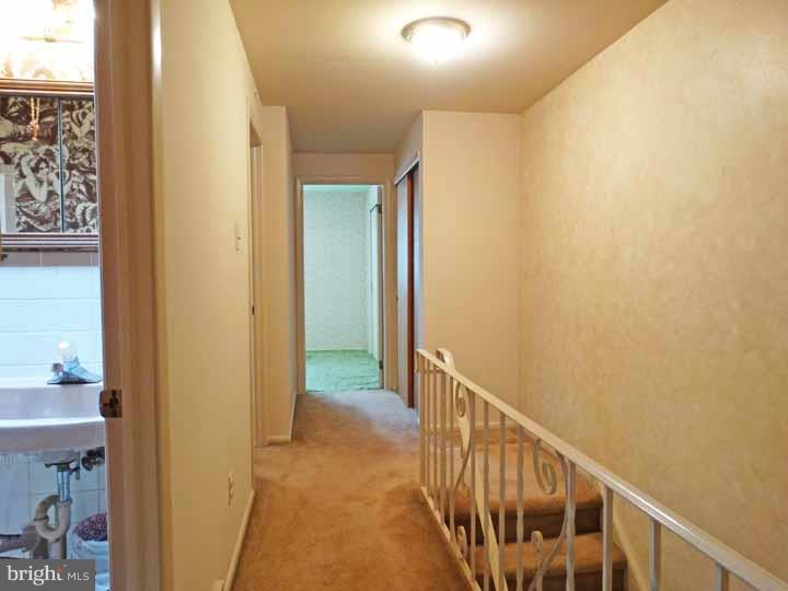 336 Ridgeway Place Philadelphia, PA 19116 - Photo 8 of 20 Hallway