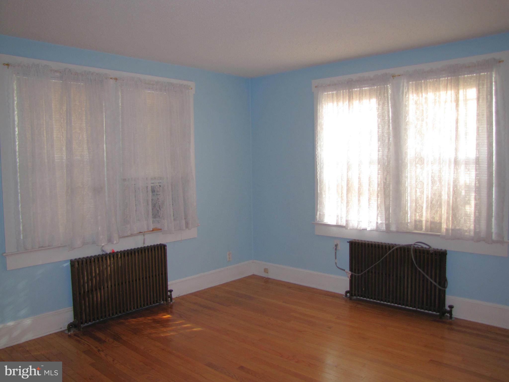 9566 North Laurel Road Laurel, MD 20723 - Photo 3 of 24 Living Room