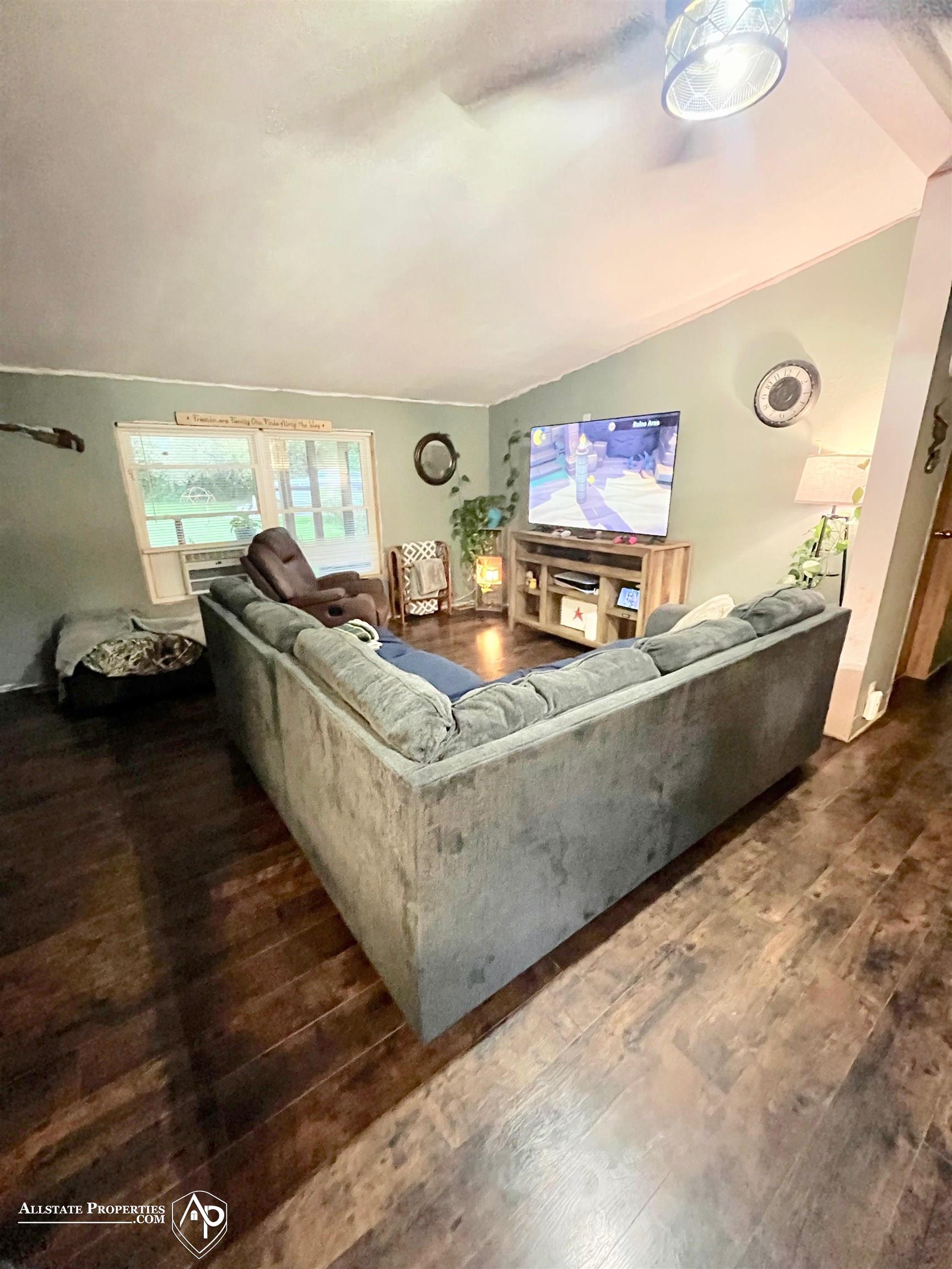 5440 East Coldwater Road Flint, MI 48506 - Photo 10 of 37 50157791-f20bfa11-77ff-4737-9c4d-2532370c86a5.JPG