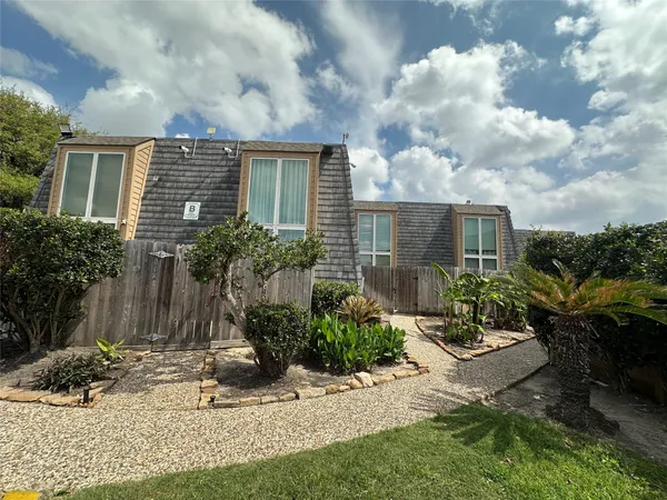 a view of a house with backyard and garden