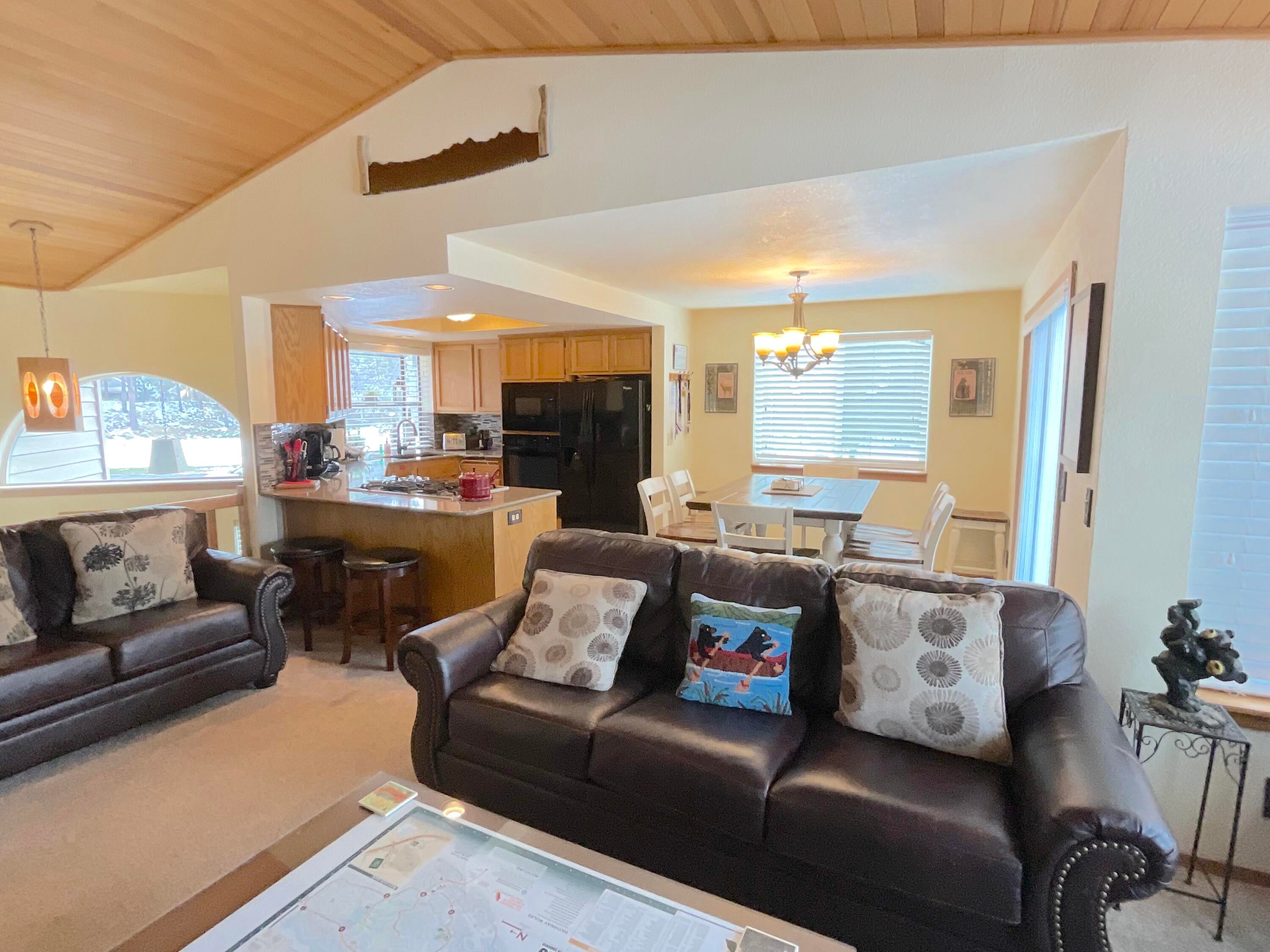 17854 West Core Road Sunriver, OR 97707 - Photo 3 of 26 Great Room twds Kitchen