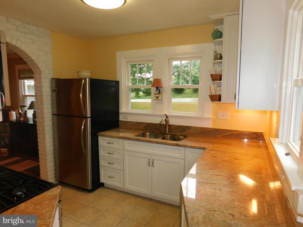 Kitchen w/Granite Countertops
