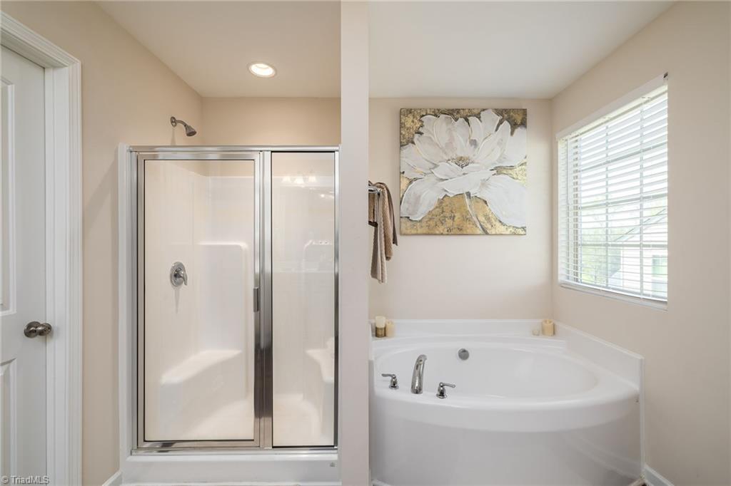 3637 Link Road Greensboro, NC 27405 - Photo 24 of 36 Shower or Soak; your choice!